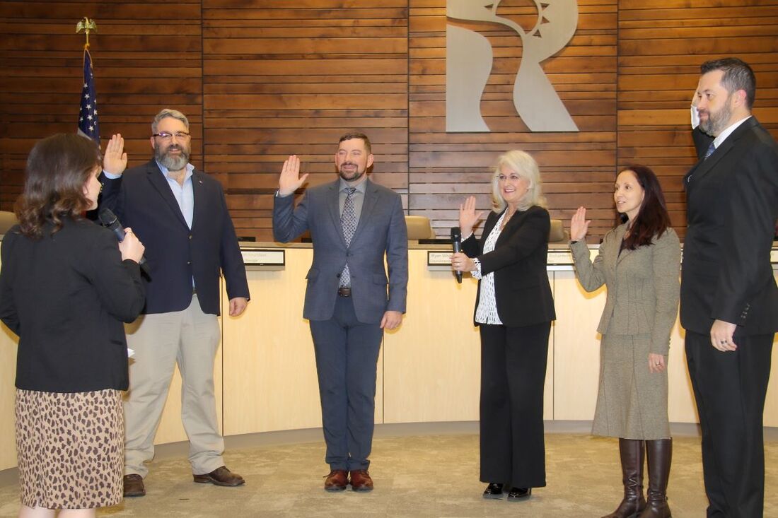 Richland City Council members being sworn in 